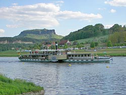 Dampfer auf der Elbe